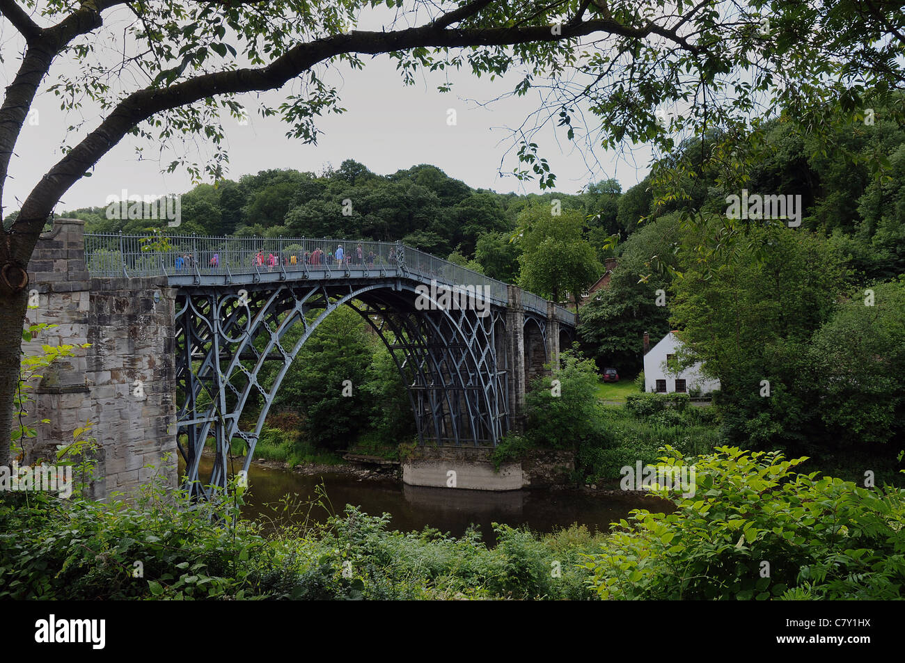 THOMAS TELFORDS famoso ponte attraverso il fiume Severn di ironbridge, Shropshire, ENGAND Foto Stock