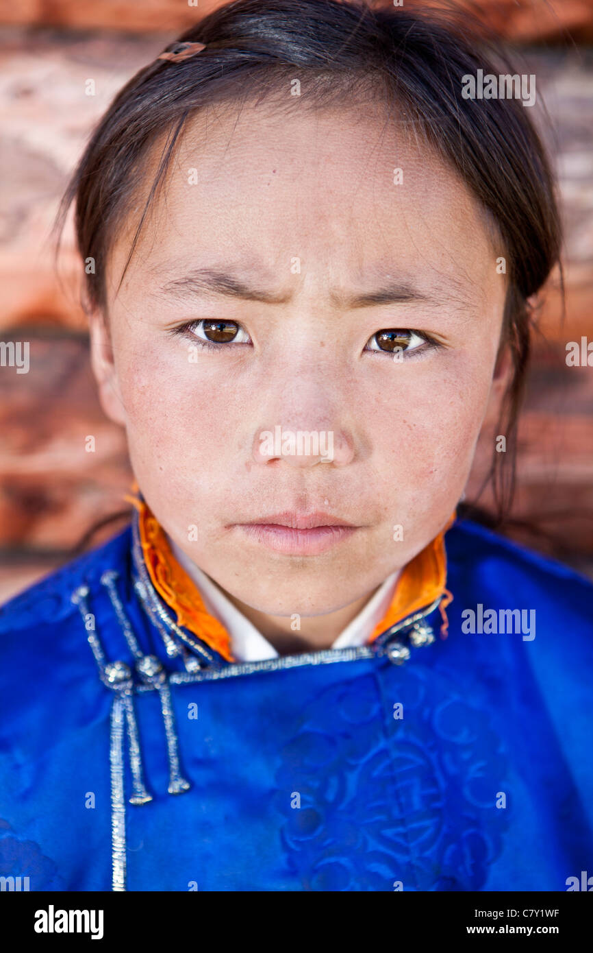 La bambina indossa un panno tradizionale Deel, Beltes Dugan, Mongolia Foto Stock