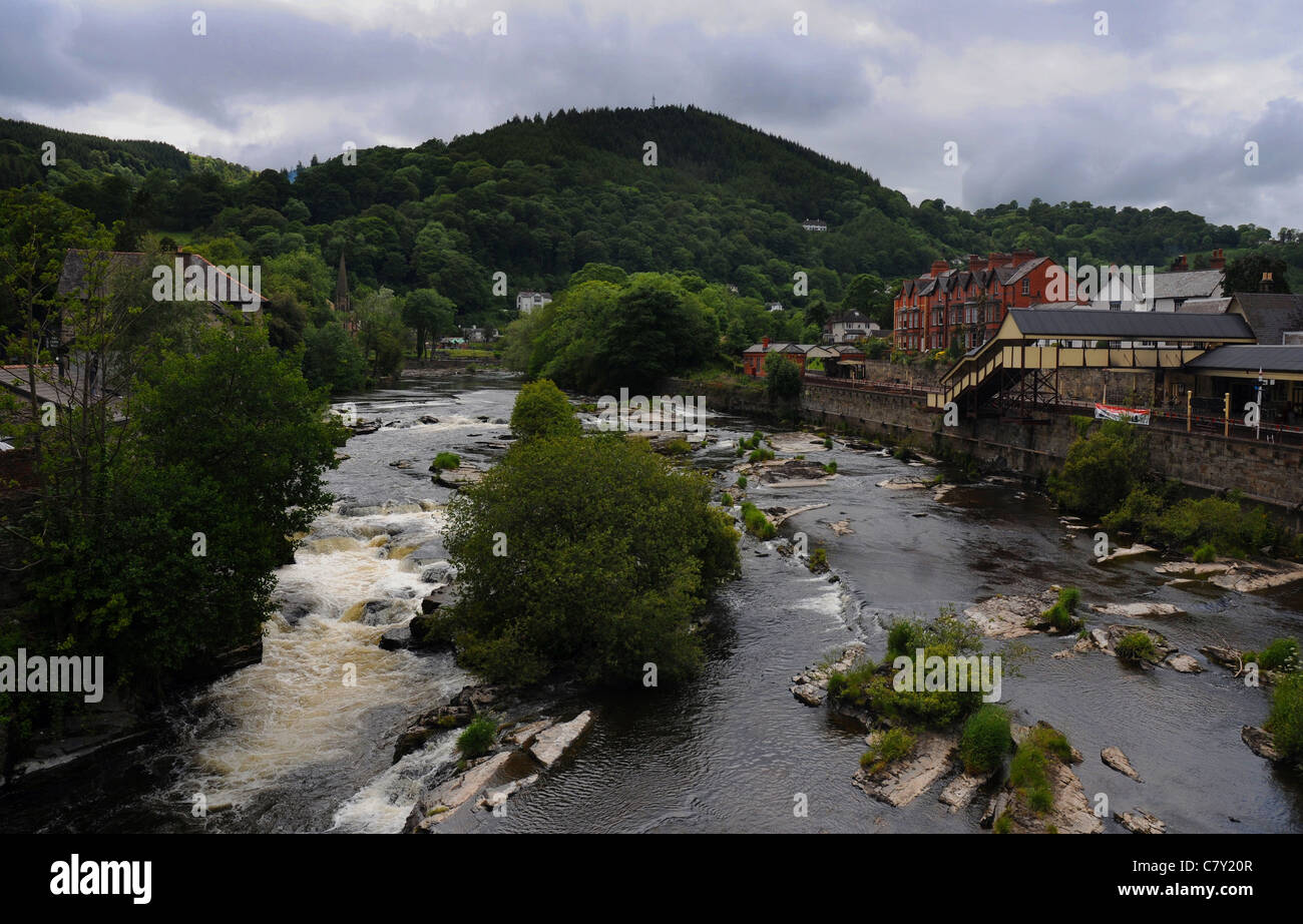 Il fiume Dee a Llangollen, IL GALLES DEL NORD Foto Stock