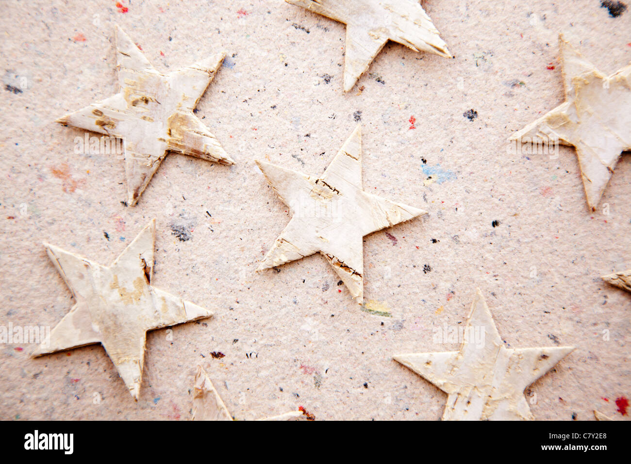 Stelle di natale su carta riciclata in background come una metafora di ecologia Foto Stock