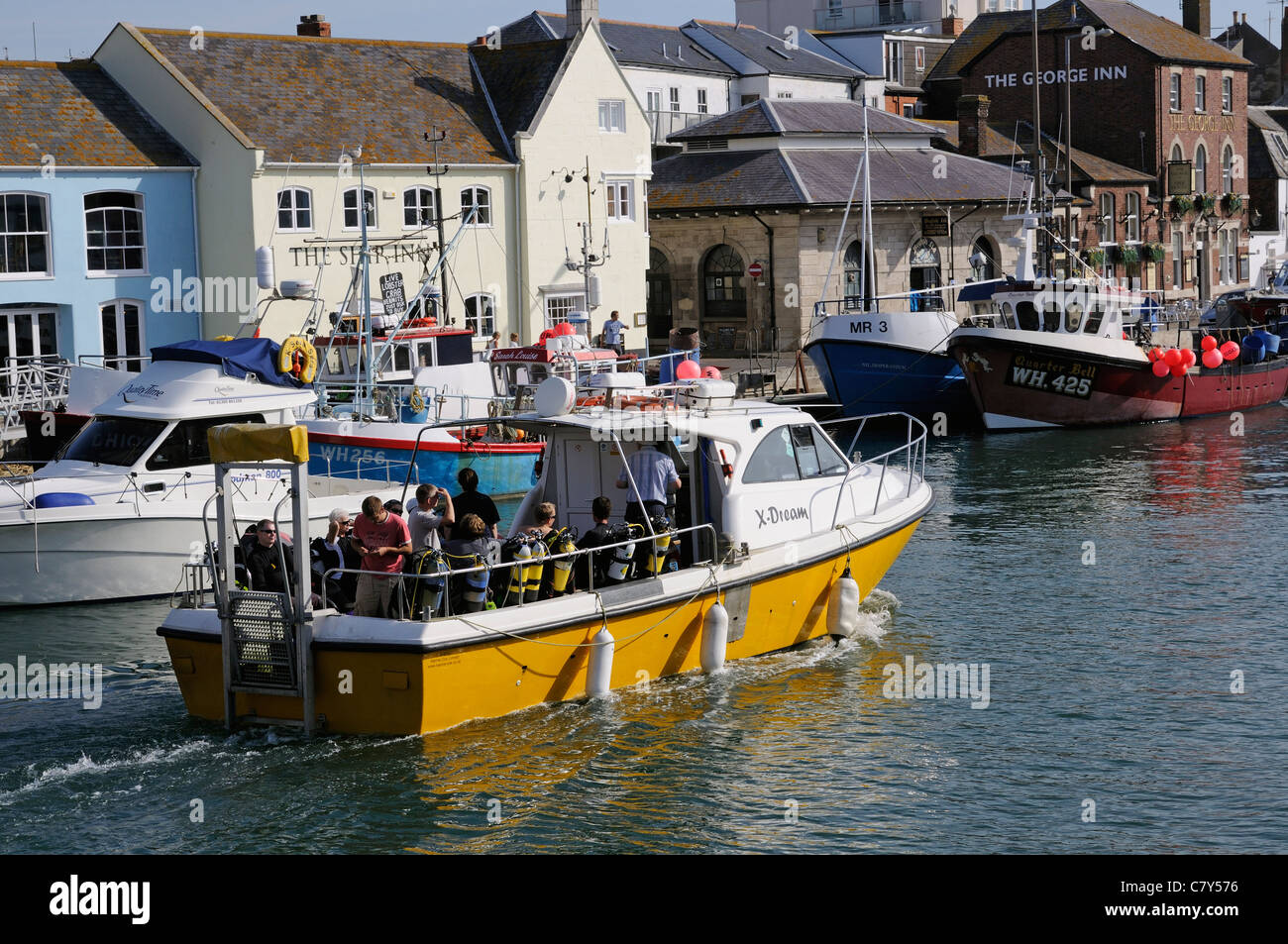 Barca in uscita dal porto di Weymouth Dorset in Inghilterra, Regno Unito Foto Stock