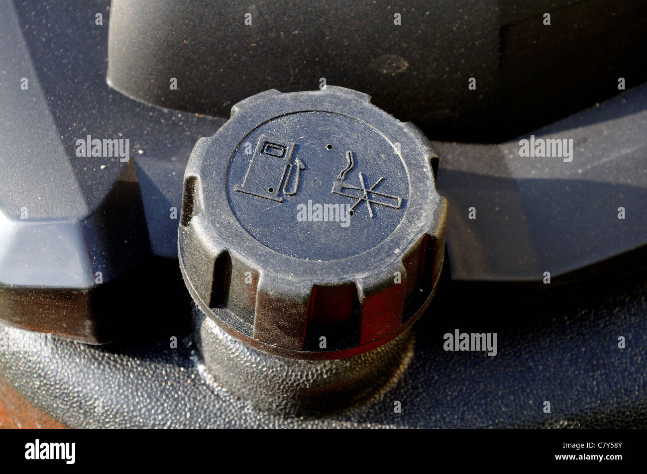 Il serbatoio benzina tappo su un azionamento a benzina tosaerba, Calahonda, Mijas Costa, Costa del Sol, Andalusia, Spagna, Europa occidentale. Foto Stock