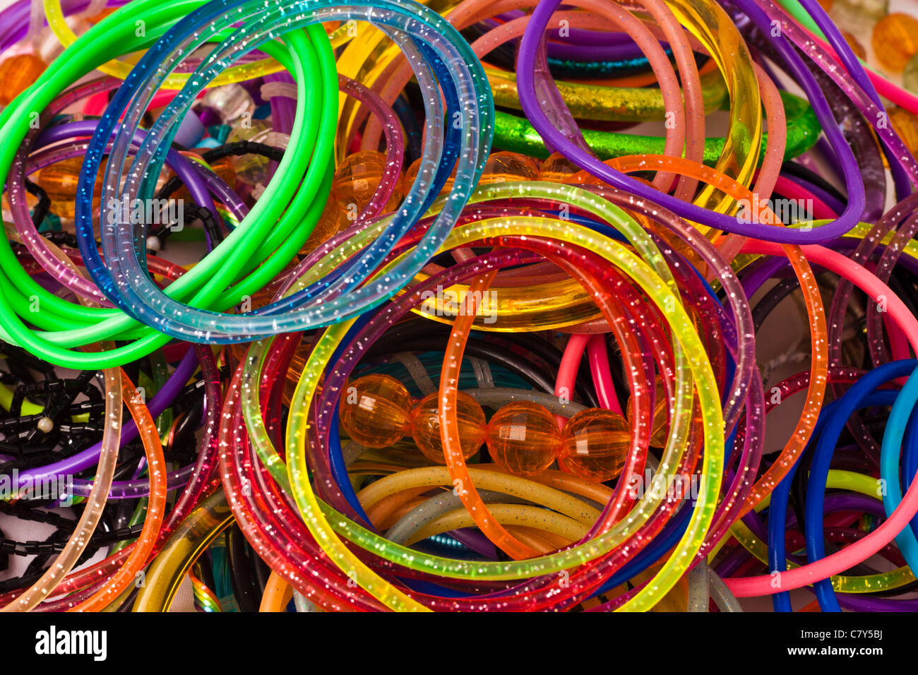 Schermo riempito con un mucchio di colorato e vivace bracciali Foto Stock