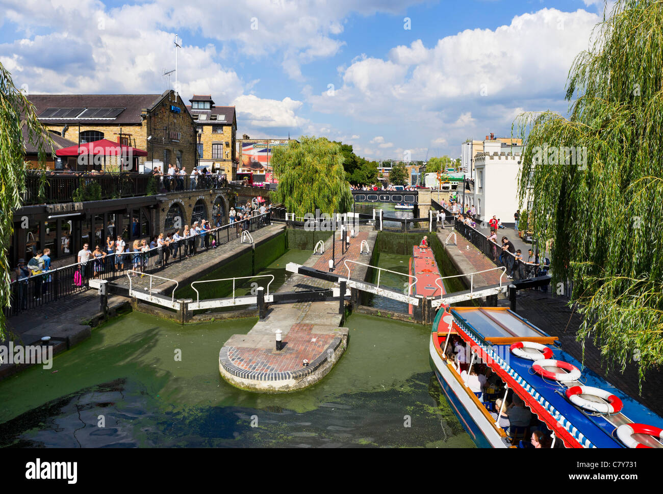 Narrowboat tour a Camden Lock sul Regent's Canal, a nord di Londra, England, Regno Unito Foto Stock