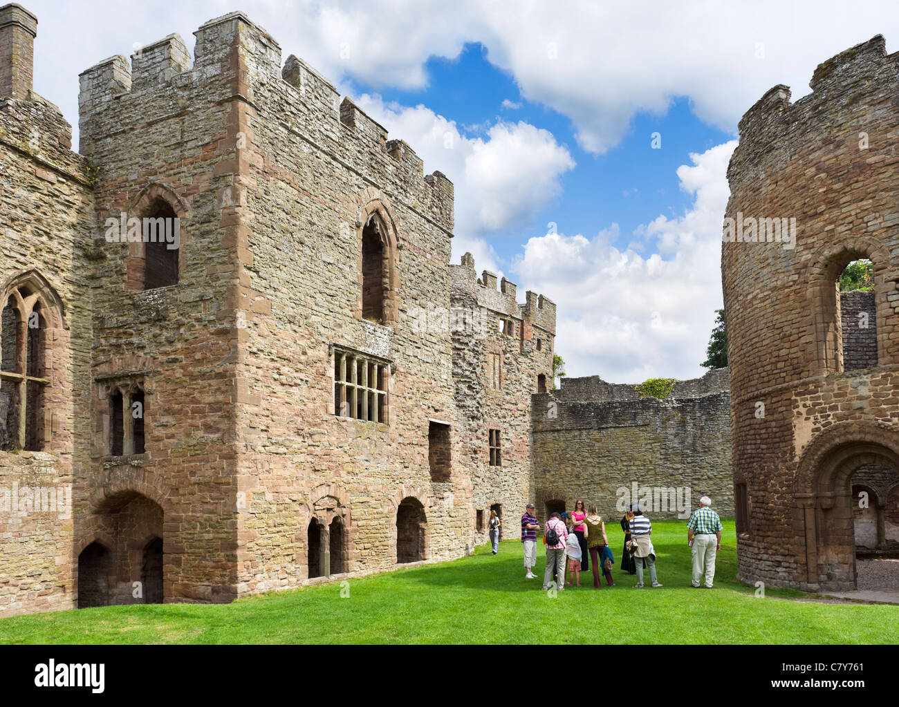 Parte di turisti tra le rovine del Castello di Ludlow, Ludlow, Shropshire, Inghilterra, Regno Unito Foto Stock