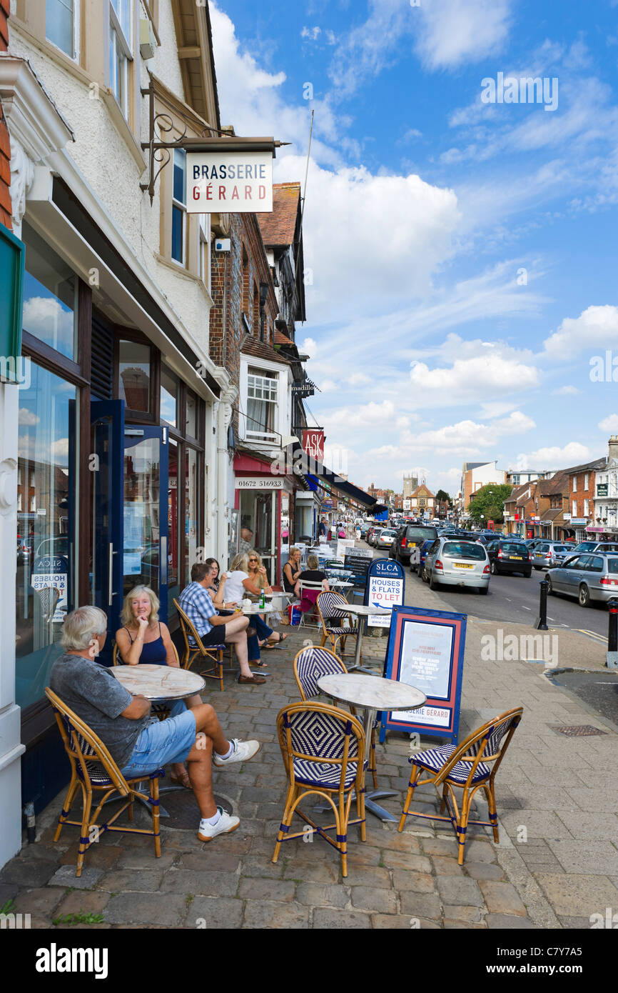 Pavement Cafe su High Street in città mercato di Marlborough, Wiltshire, Inghilterra, Regno Unito Foto Stock