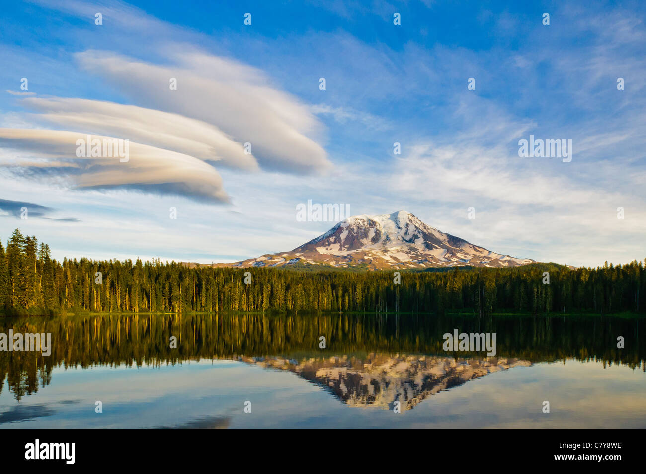 Il Monte Adams Takhlakh dal lago, con lenticolare di nuvole nel cielo; Gifford Pinchot National Forest, Washington. Foto Stock