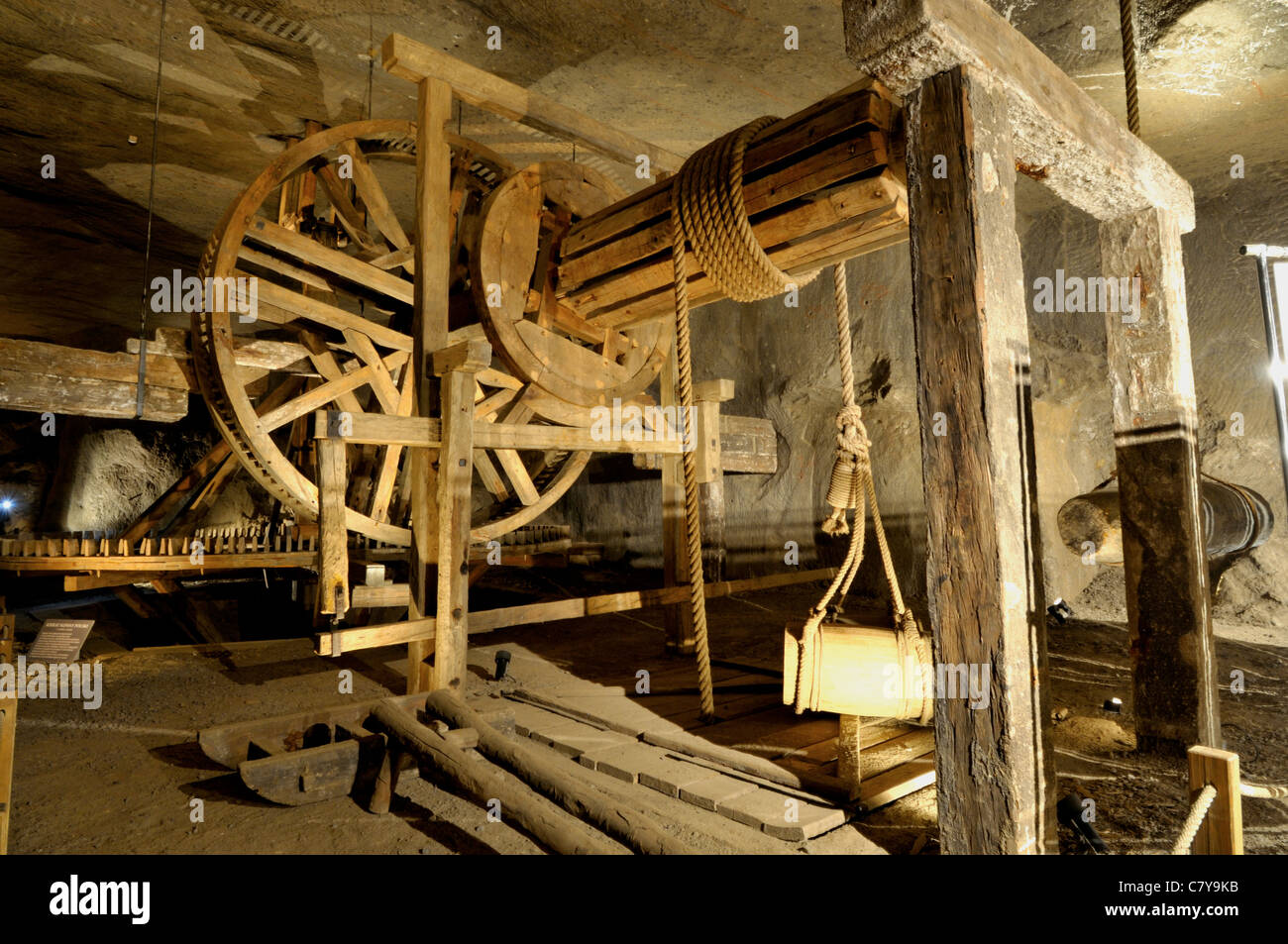 Le Miniere di Sale di Wieliczka storica metropolitana macchine e metodi di estrazione utilizzati per estrarre la roccia salina da miniera Foto Stock