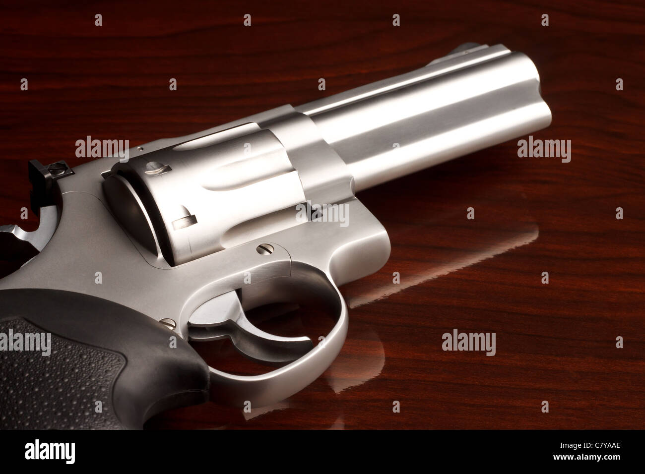 Close-up shot di .357 revolver riflettente sulla superficie di legno Foto Stock