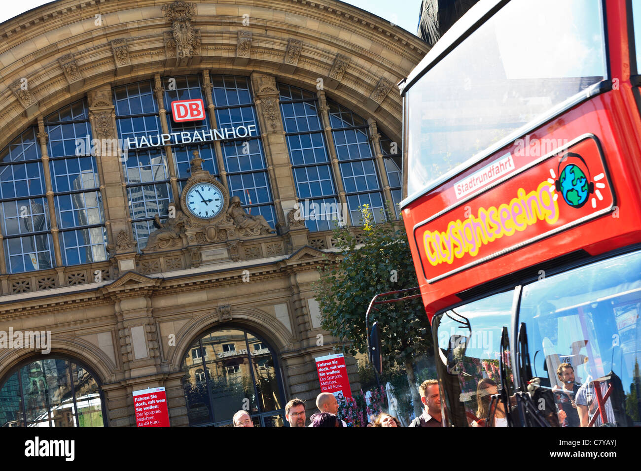 Autobus turistico fermarsi al di fuori della stazione centrale di Francoforte sul Meno, Germania. Foto Stock