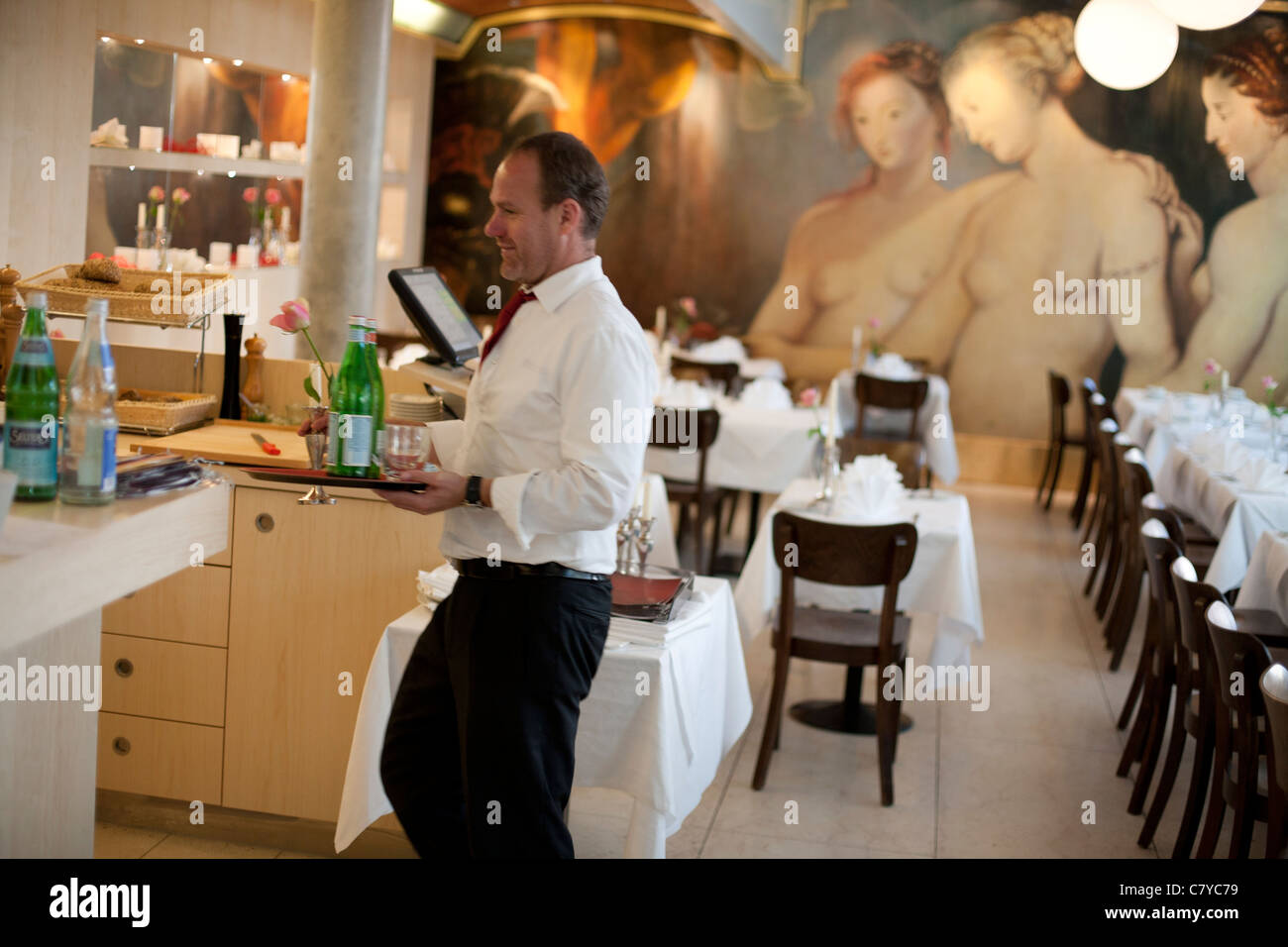 Cameriere del Ristorante Medici a Francoforte in Germania. Foto Stock