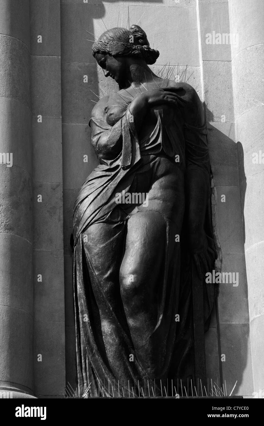 Il catalano statua di una donna in Placa de Catalunya, Barcelona, Spagna in bianco e nero che mostra picchi di poco. Foto Stock