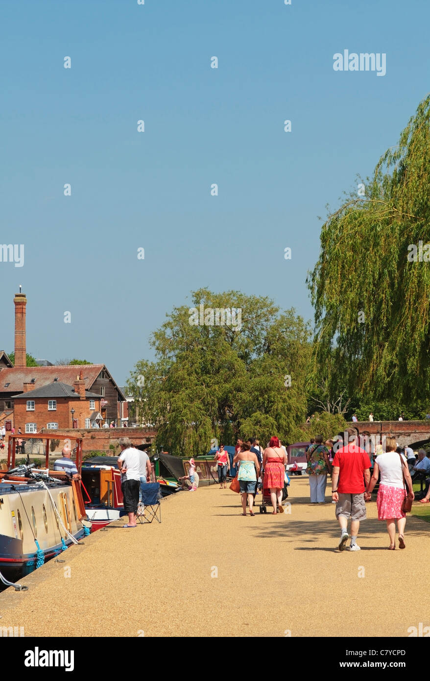 I turisti camminano e si rilassano lungo la riva del fiume Avon a Stratford-upon-avon, Warwickshire, Inghilterra, Regno Unito Foto Stock