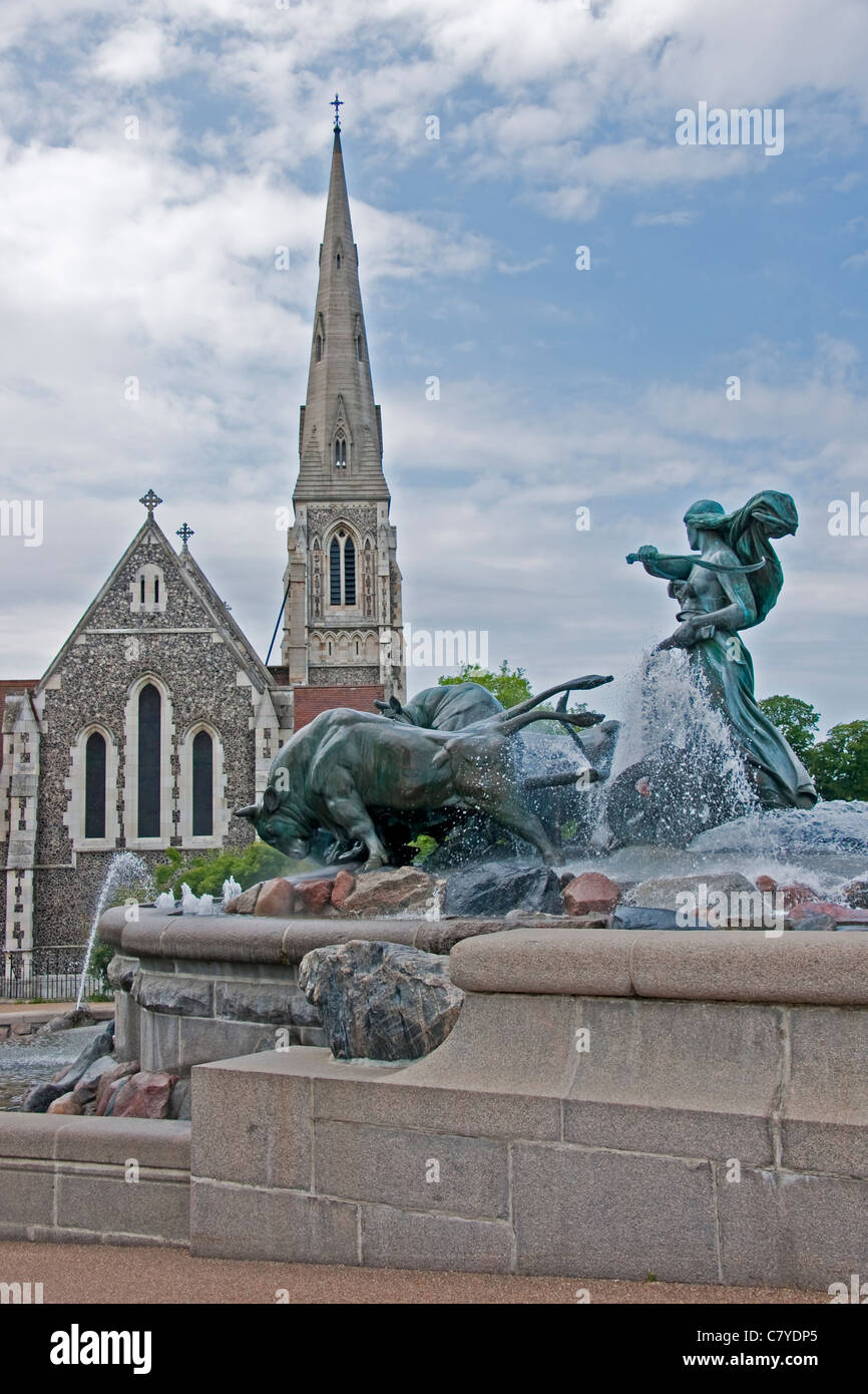 Fontana Gefion con San Alban la Chiesa anglicana a Copenaghen il Churchill Park Foto Stock
