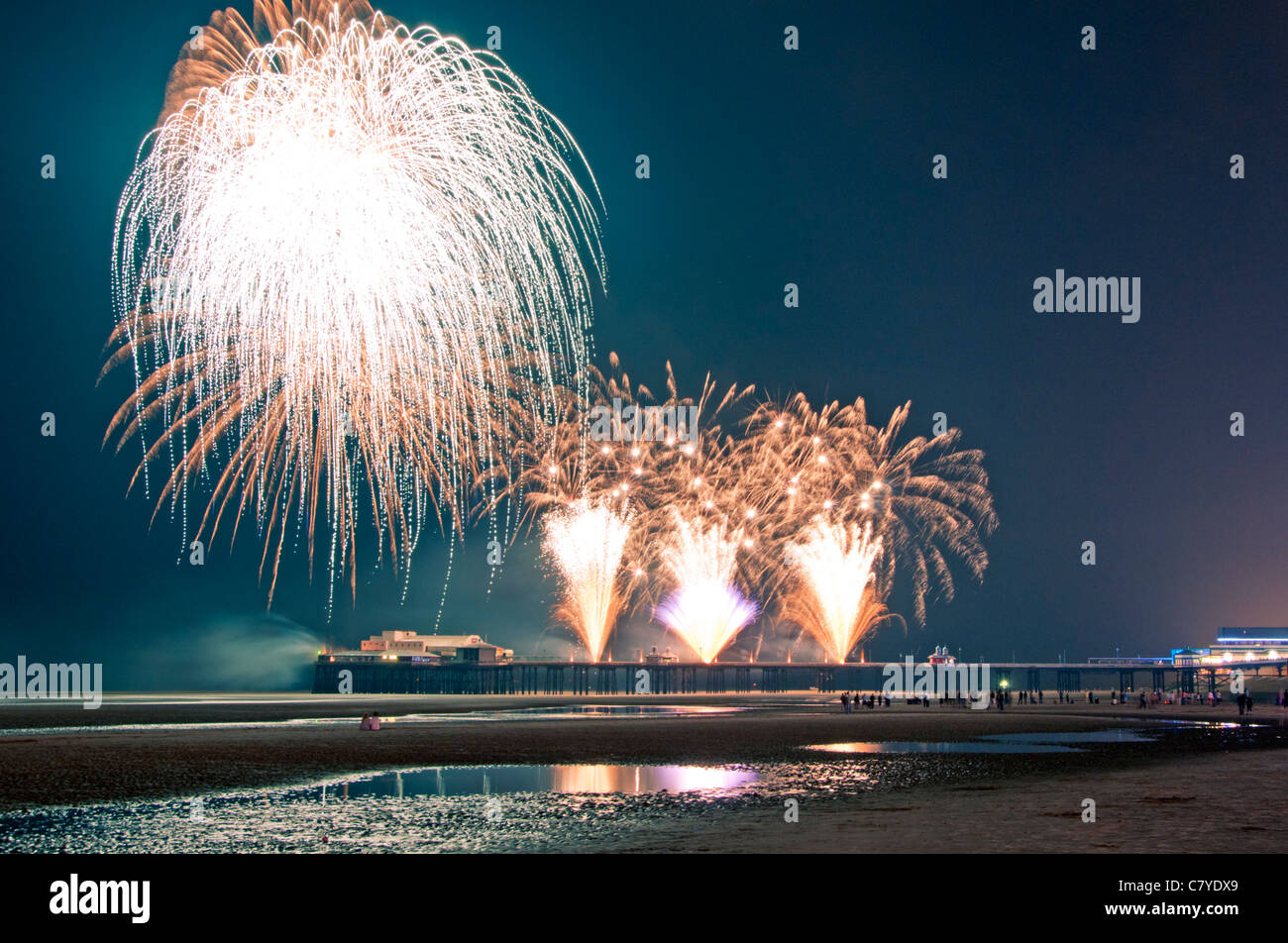 Fuochi d'artificio su North Pier di Blackpool, Lancashire, Inghilterra, Regno Unito Foto Stock
