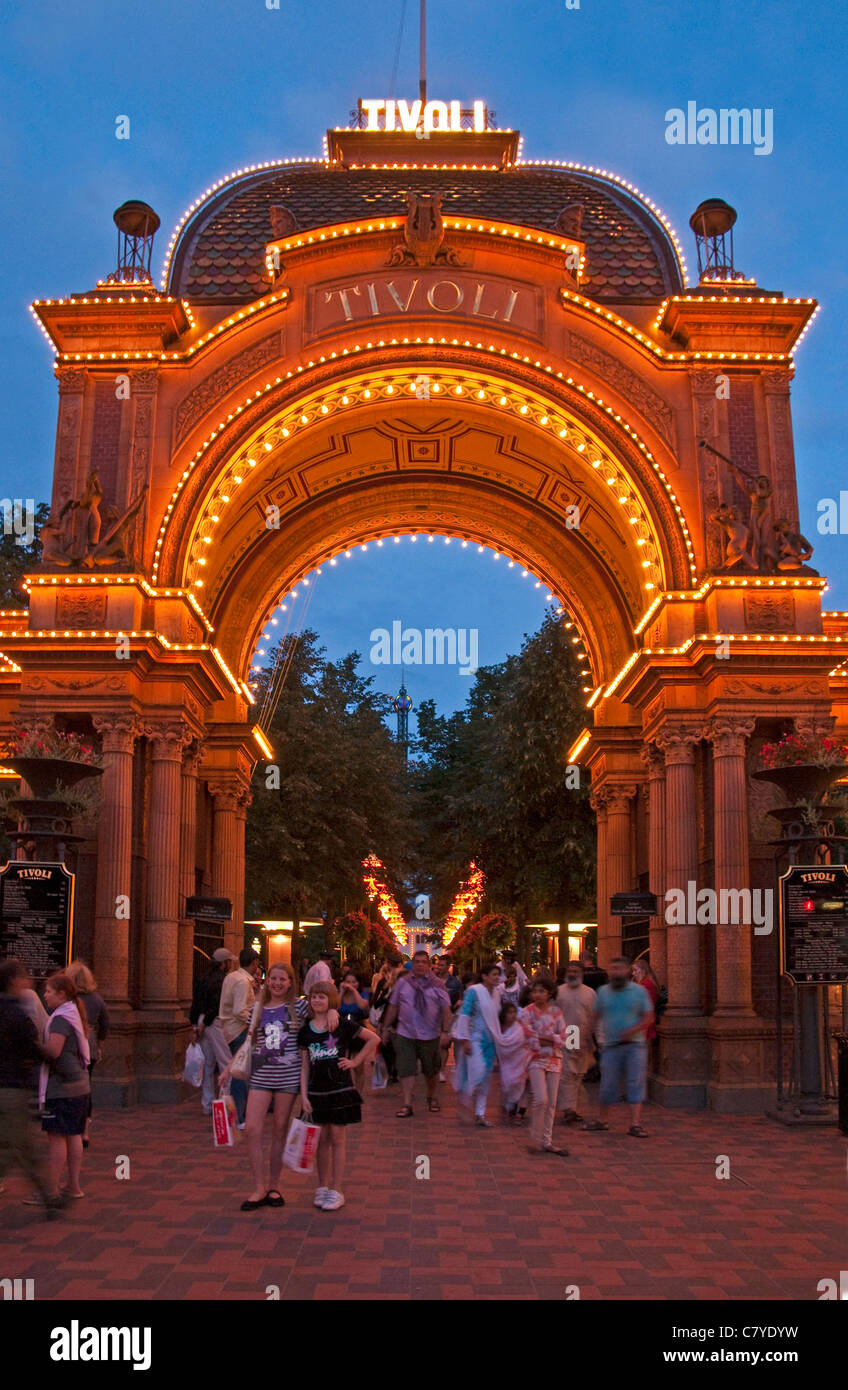 Ingresso illuminato di notte al parco divertimenti Giardini di Tivoli a Copenaghen Foto Stock