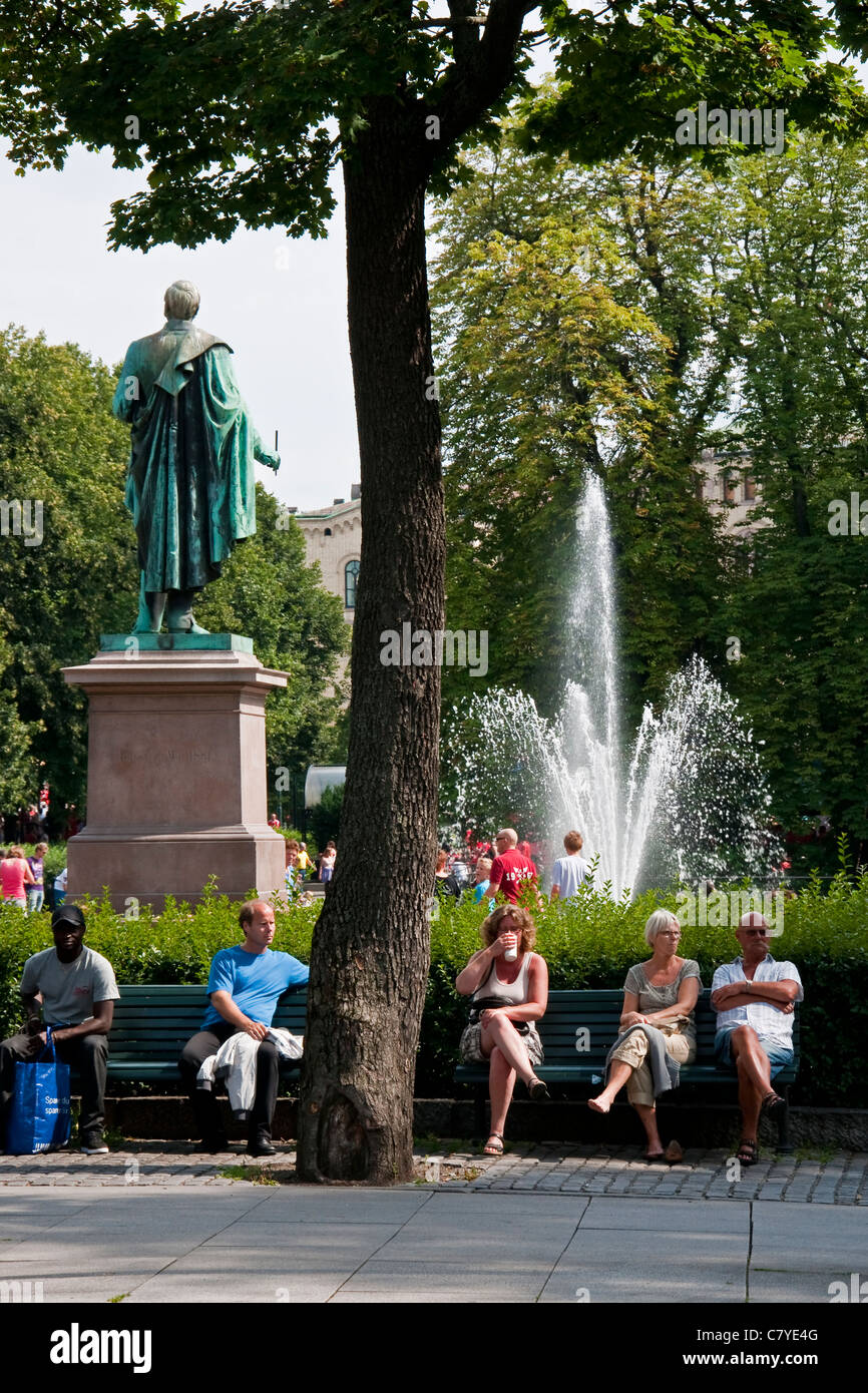 Panchine lungo la Karl Johans Gate in Oslo Foto Stock