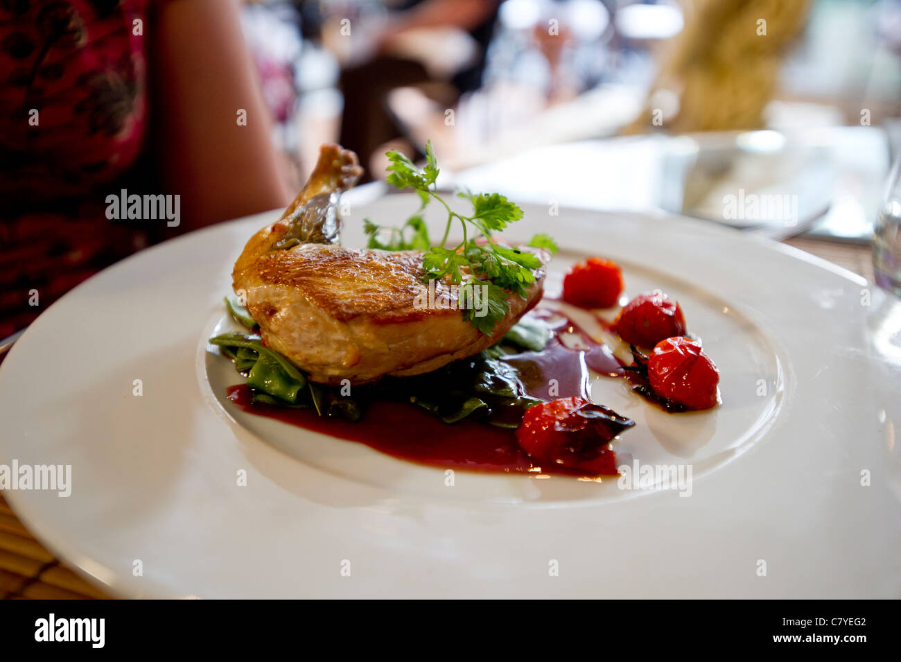 Pasto principale la presentazione in un ristorante francese Foto Stock