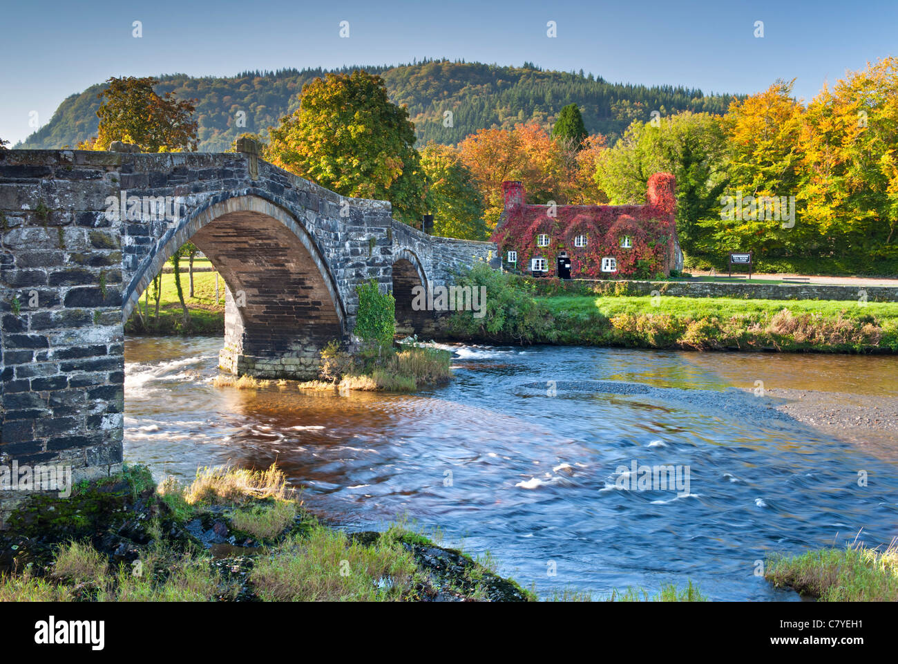 Pont Fawr, Tu Hwnt I'r Bont sala da tè & River Conwy, Llanrwst, Conwy, Snowdonia, Galles del Nord, Regno Unito Foto Stock