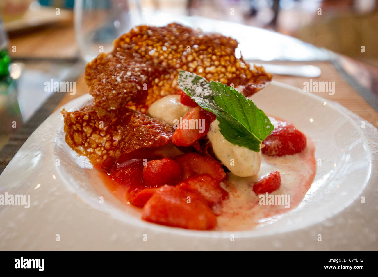 Dolce alle fragole con croccante di brandy snap e gelato alla vaniglia Foto Stock