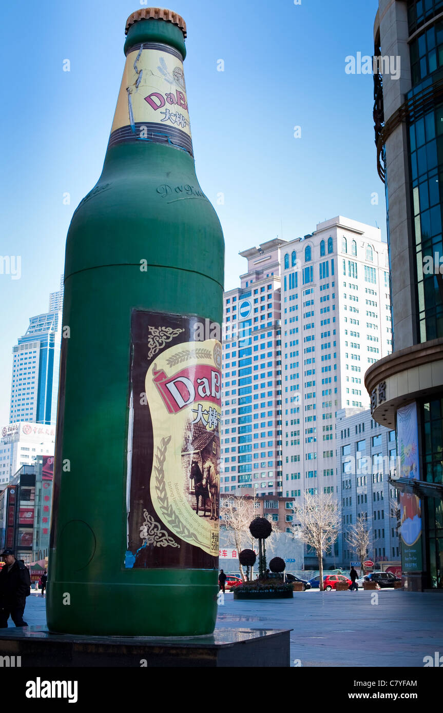 La grande bottiglia di birra, Dalian Foto Stock