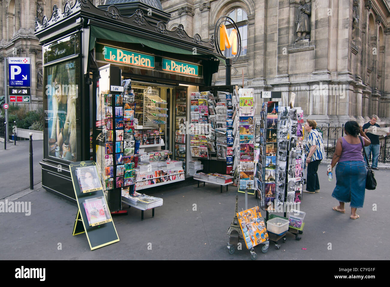 Cartolina tipica, una rivista e un chiosco in stallo sul marciapiede a Parigi, Francia Foto Stock