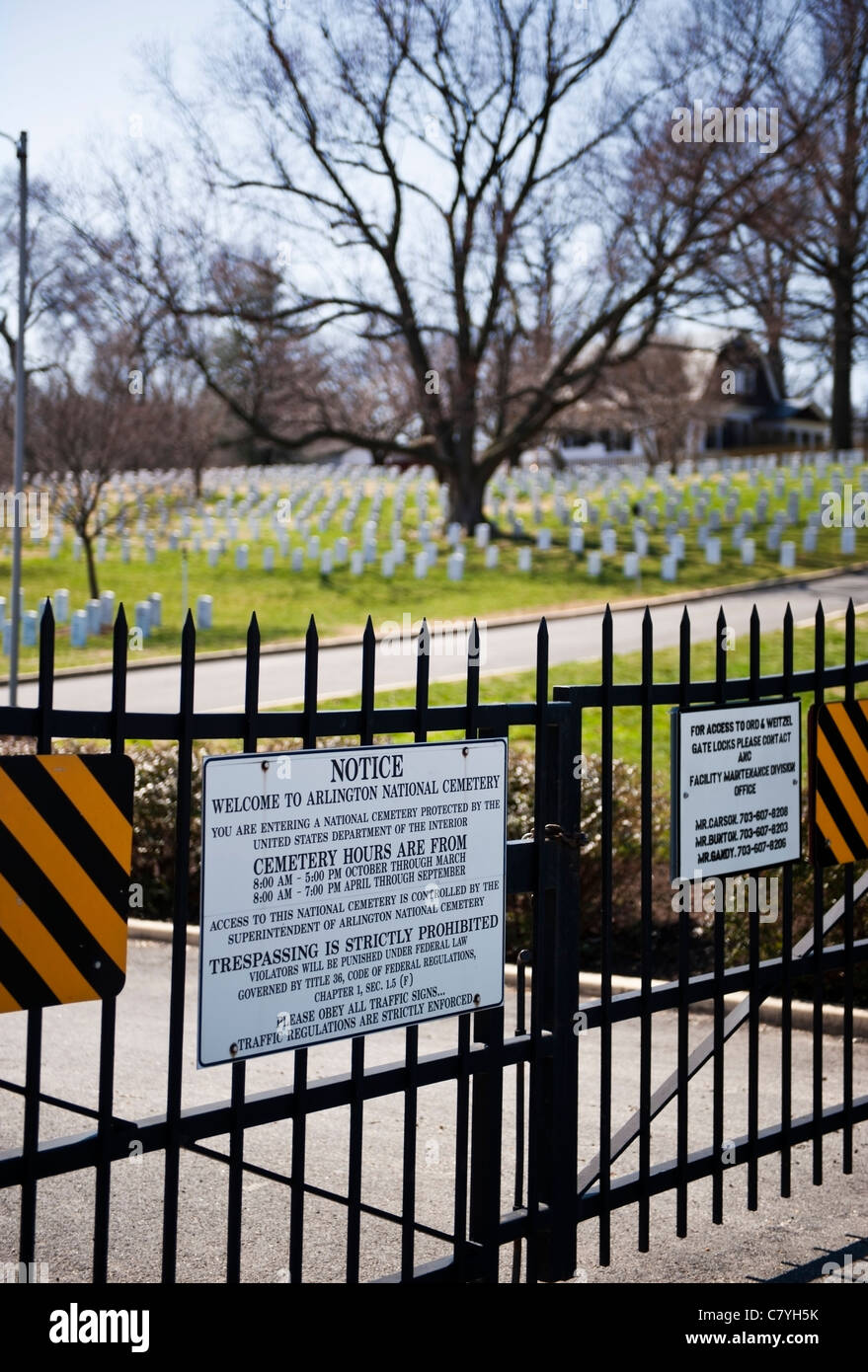 Il lato cancelli di ingresso al Cimitero di Arlington in Arlington Virginia a breve distanza al di sopra del Fiume Potomac da Washington DC. Foto Stock
