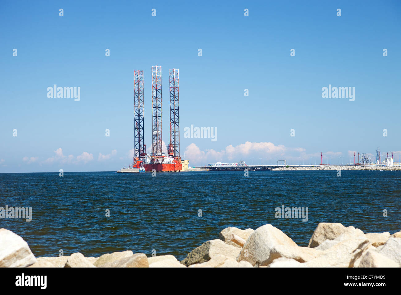 Di perforazione offshore su uno sfondo di cielo blu. Foto Stock