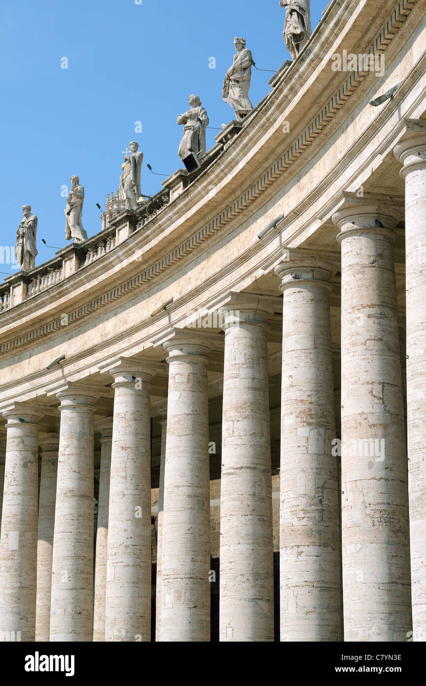 Bernini s colonnato con statue di santi Piazza San Pietro Piazza San Pietro Roma Italia Foto Stock