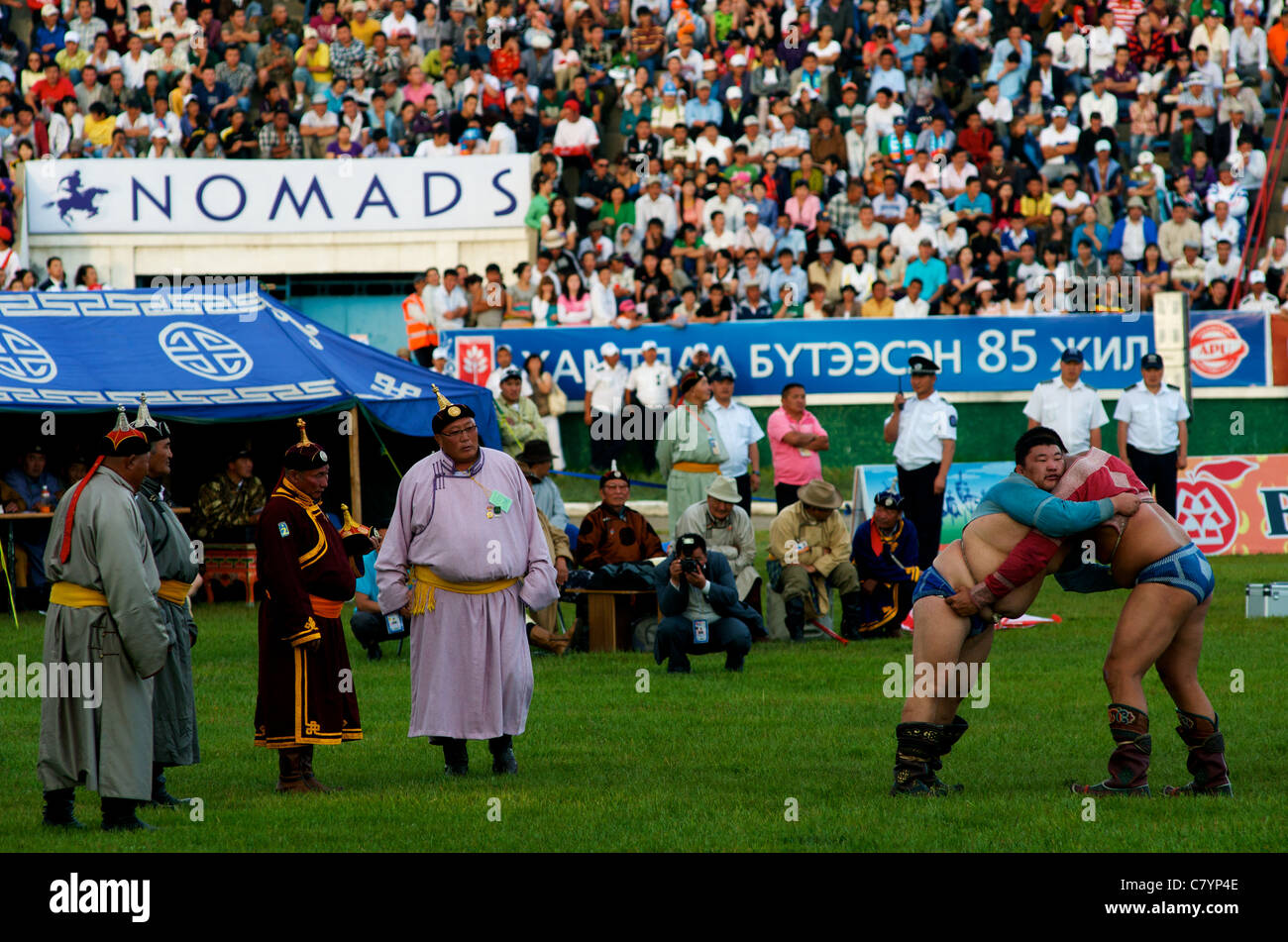 Lottatori mongola w/ 'nomads' firmare in background, Naadam Festival, National Stadium, Ulaanbaatar, in Mongolia. Credito: Kraig Lieb Foto Stock
