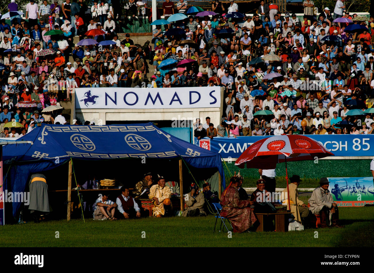Tenda dei giudici, cartellone e folla "nomadi", Festival di Naadam, Stadio Nazionale, Ulan Bator, Mongolia. Foto Stock