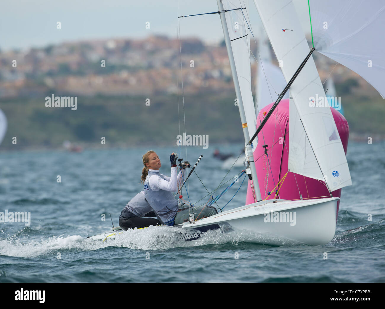 Hannah Mills e Saskia Clark (GBR), 470 donne persona due dinghy, Vela olimpica Evento di prova di Weymouth, Inghilterra Foto Stock