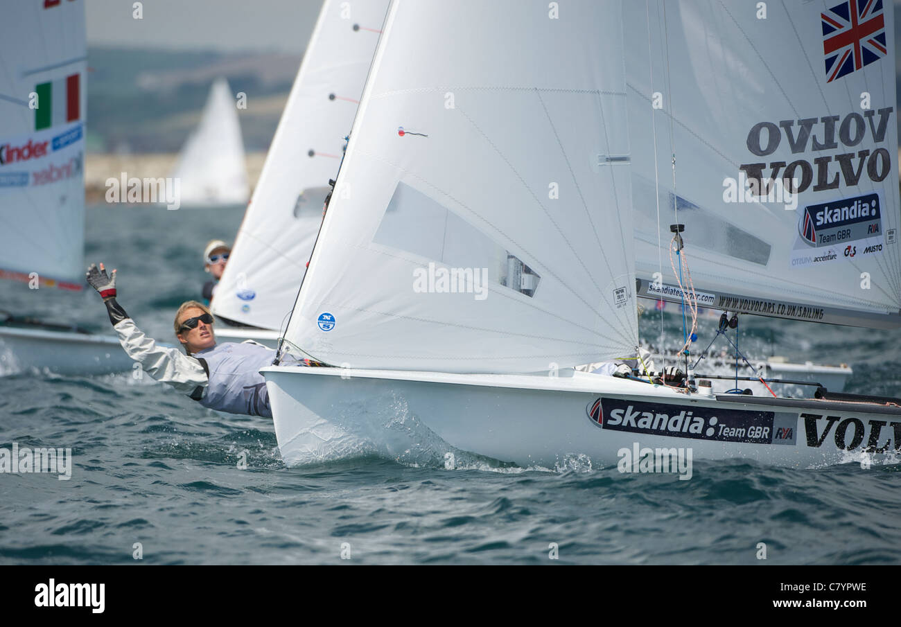 Hannah Mills e Saskia Clark (GBR), 470 donne persona due dinghy, Vela olimpica Evento di prova di Weymouth, Inghilterra Foto Stock