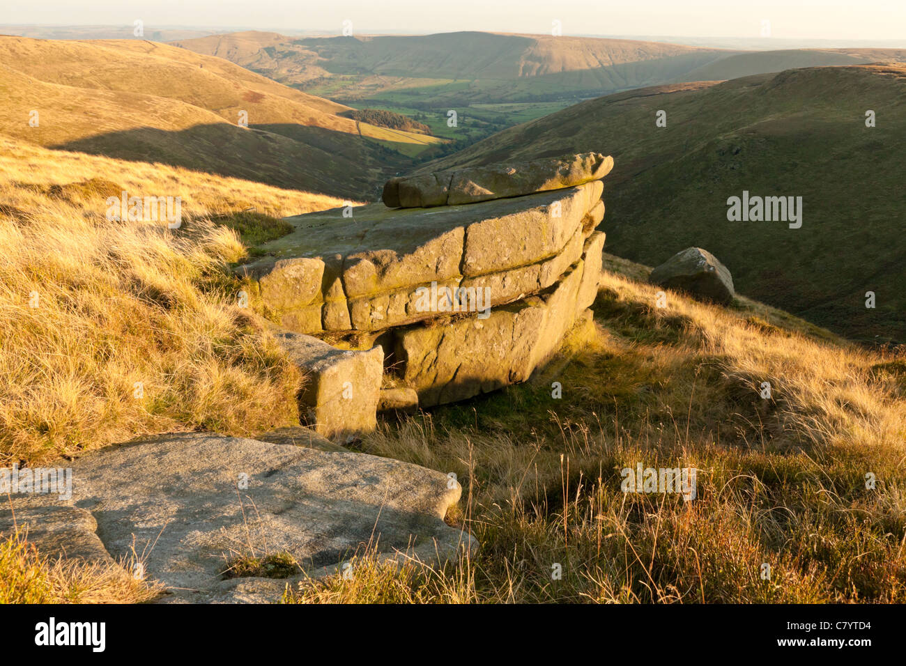 Un affioramento gritstone a Crowden Clough su Kinder Scout con la valle di Edale a distanza nella tarda estate, Derbyshire, Peak District, England, Regno Unito Foto Stock