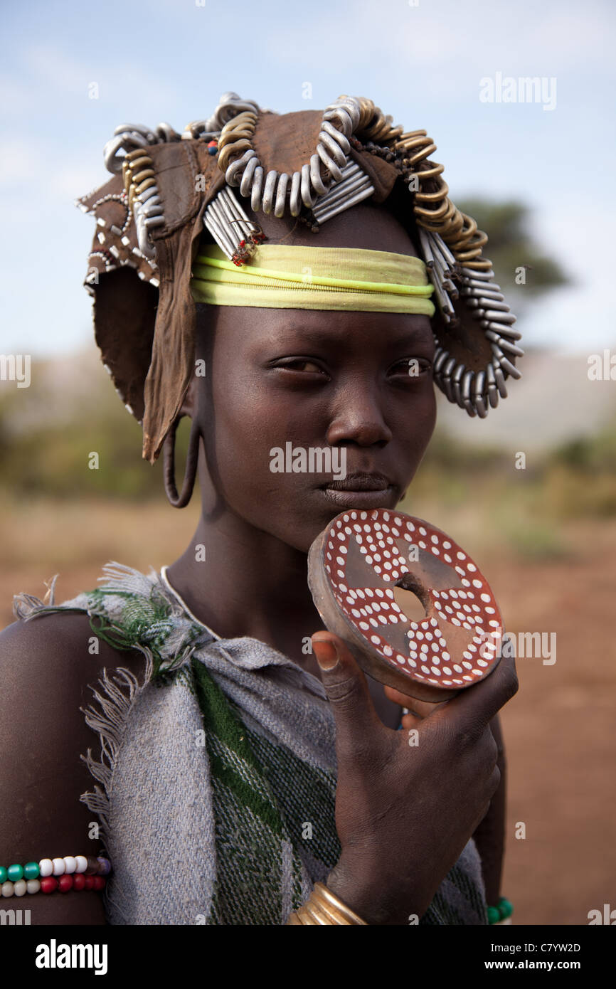 Mursi ragazza che mostra il labbro disco, Jinka, Valle dell'Omo, Etiopia, Africa Foto Stock