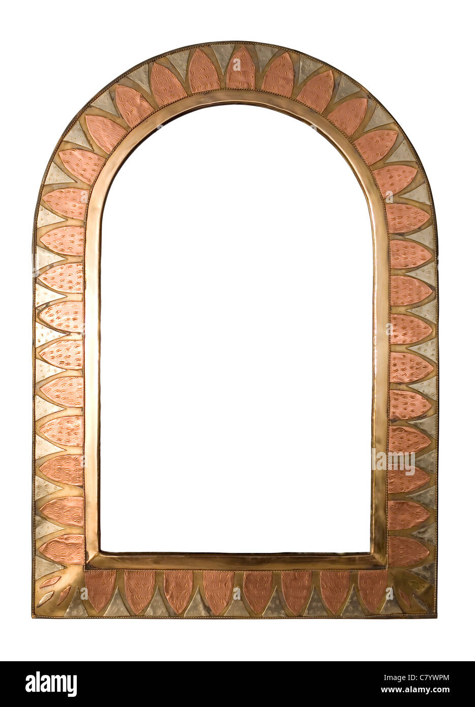 Un ottone e rame arcuata di picture frame, isolato su bianco con percorso di clipping. Foto Stock