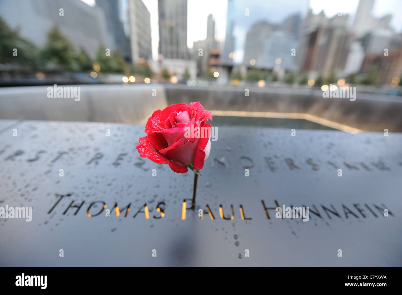 Le gocce di pioggia bordato sulla parte superiore delle vittime dei nomi che circondano le piscine a livello nazionale 11 Settembre Memorial a Manhattan. Foto Stock