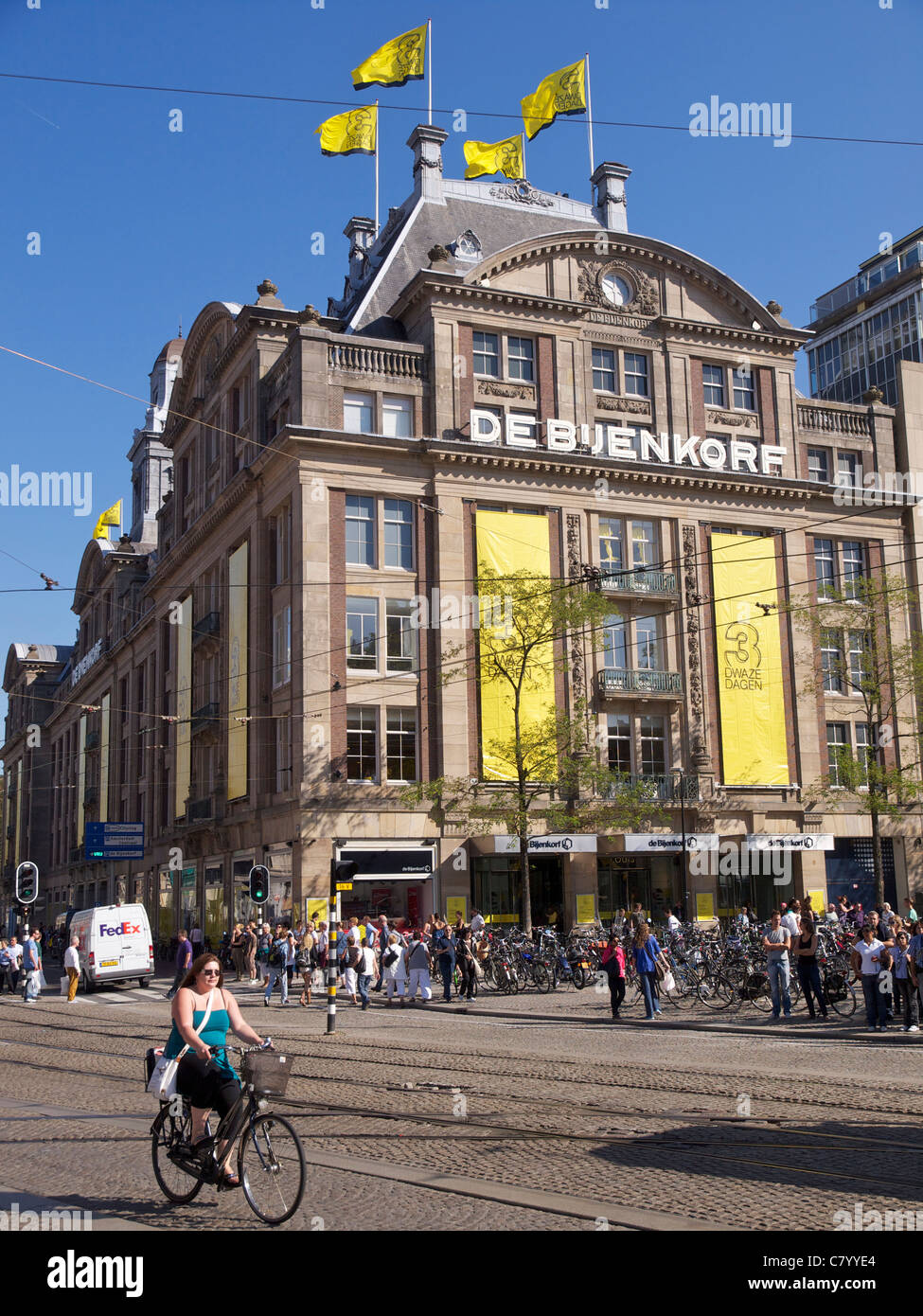 Il famoso Bijenkorf Luxury department store in piazza Dam, Amsterdam Paesi Bassi Foto Stock