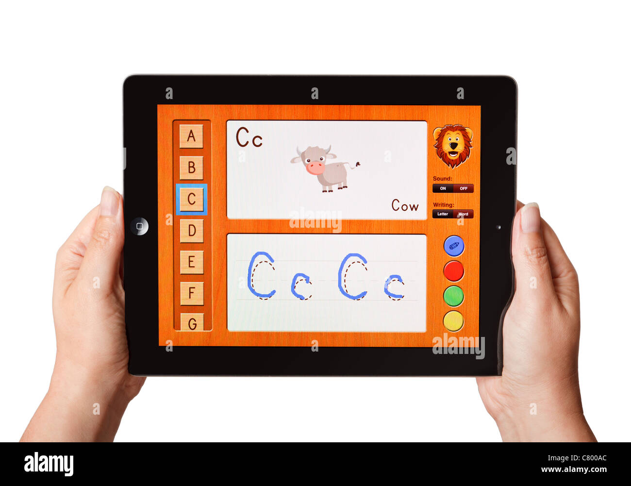 Le mani sono in possesso di un iPad che mostra un controllo ortografico per bambini tutor domanda di apprendimento Foto Stock