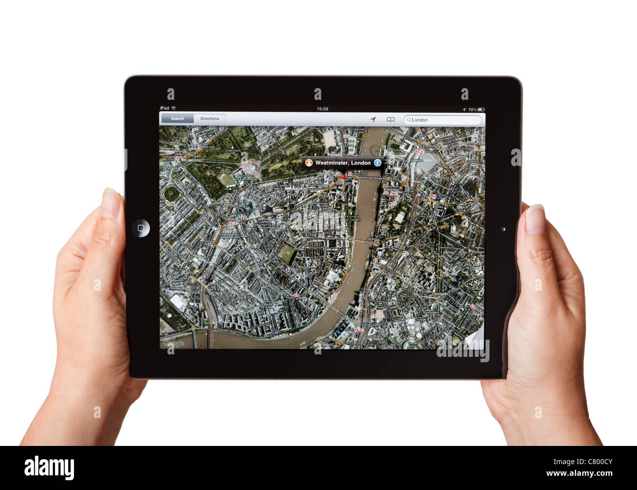 Mani tenendo iPad mostra le mappe di Google app centrato su Londra Foto Stock