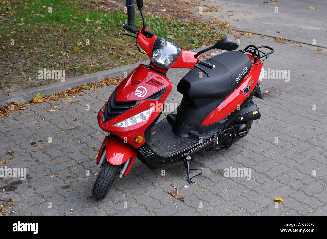 Cinese, basso costo scooter piccoli "Router" - 50 cm3 - rosso - su  parcheggio Foto stock - Alamy