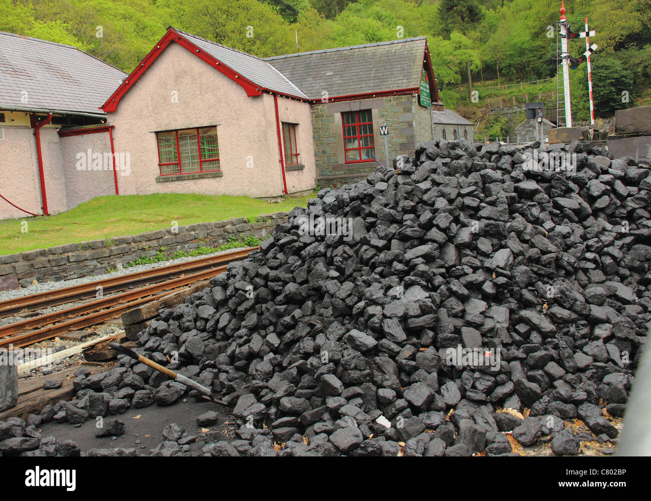 Un mucchio di carbone in prossimità di una linea ferroviaria Foto Stock
