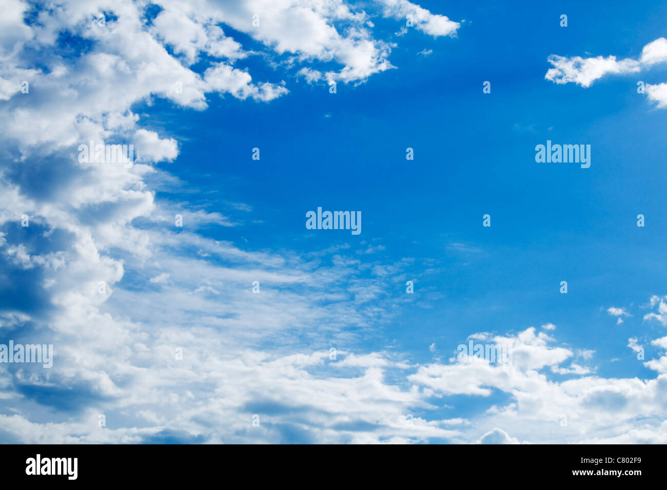Cielo blu e nuvole illumina il sole Foto Stock