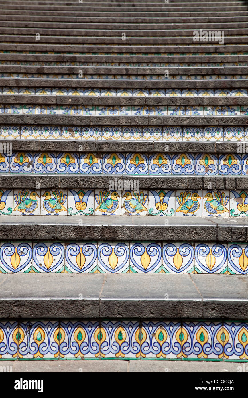 Il decorato 142-passo scalone monumentale di Santa Maria del Monte, Caltagirone, Sicilia, Sicilia, Italia Foto Stock