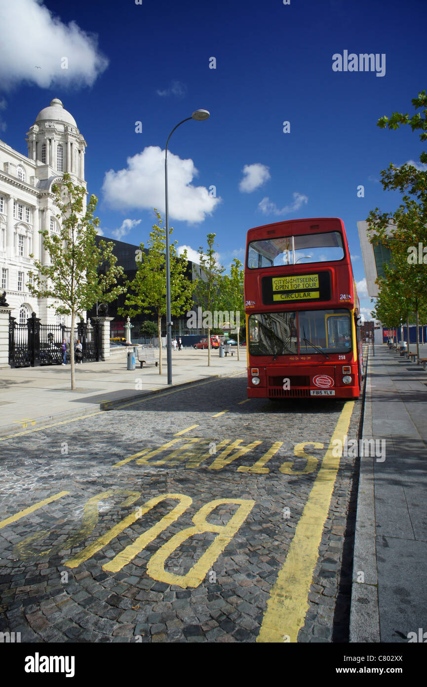 Liverpool Tour Bus, porto di Liverpool edificio e l'isola di Mann Foto Stock