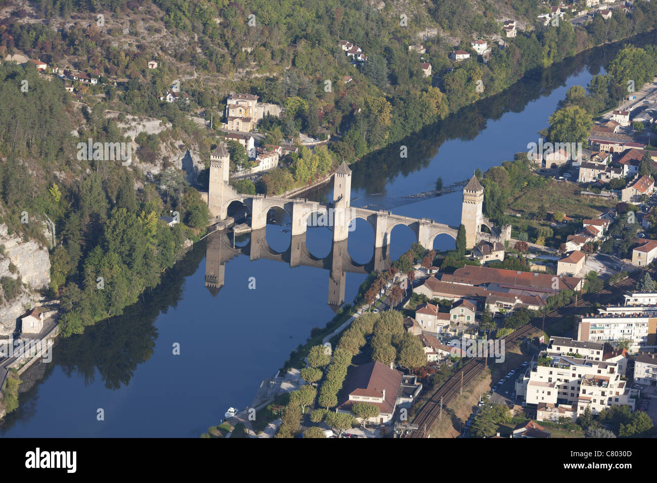 VISTA AEREA. 14 ° secolo fortificato arco ponte in pietra che attraversa il fiume Lot. Ponte di Valentré, Cahors, Dorgogne, Midi-Pirenei, Occitanie, Francia. Foto Stock