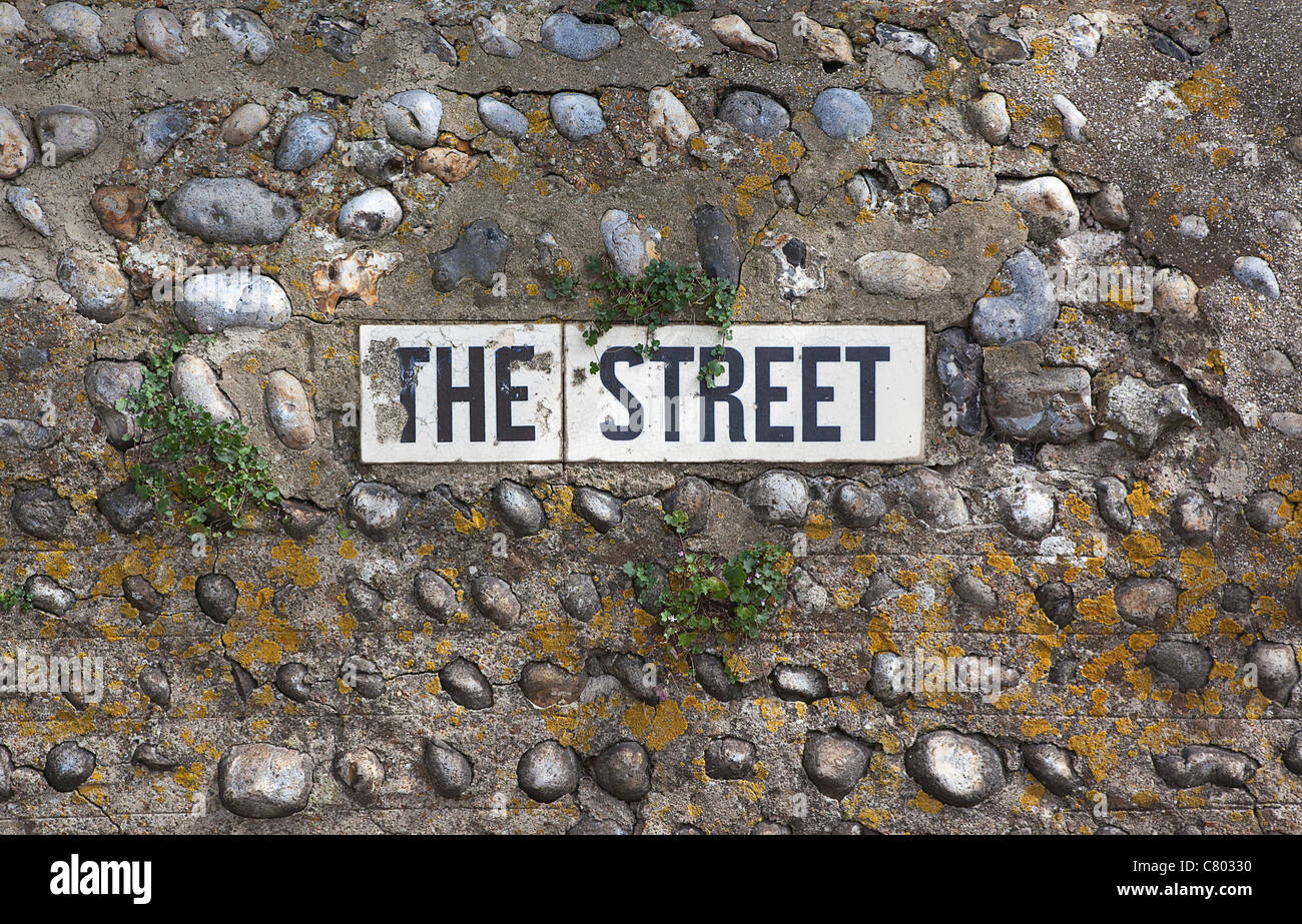 Comunicazioni, segnaletica, il nome della strada annegato nel muro di pietra focaia. Foto Stock