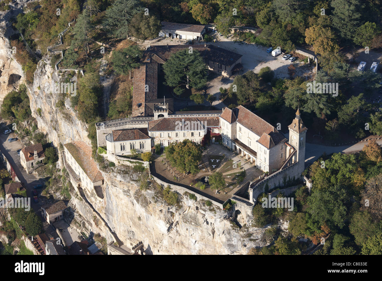VISTA AEREA. Castello di Rocamadour. Lot, Quercy, Occitanie, Francia. Foto Stock
