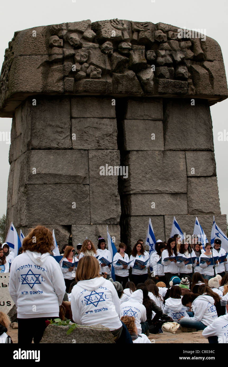 Israeliani di alta scuola i bambini che frequentano una cerimonia commemorativa a Treblinka campo di sterminio, Polonia Foto Stock