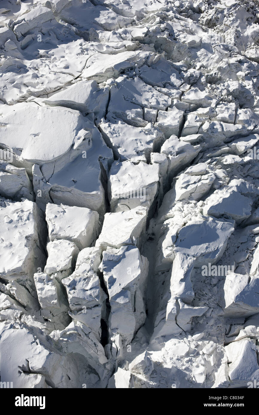 VISTA AEREA. I seracs di Glacier des Bossons. Blocchi di ghiaccio le dimensioni di grandi case. Chamonix Mont-Blanc, Auvergne-Rhône-Alpes, Francia. Foto Stock